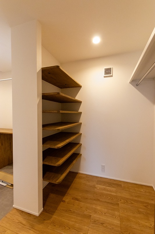 新築・注文住宅・リフォームなら鳥取県米子市の地元工務店、小田原工務店にお任せください。大規模リフォームの家K様邸。リフォーム後、大容量のウォークインクローゼット。