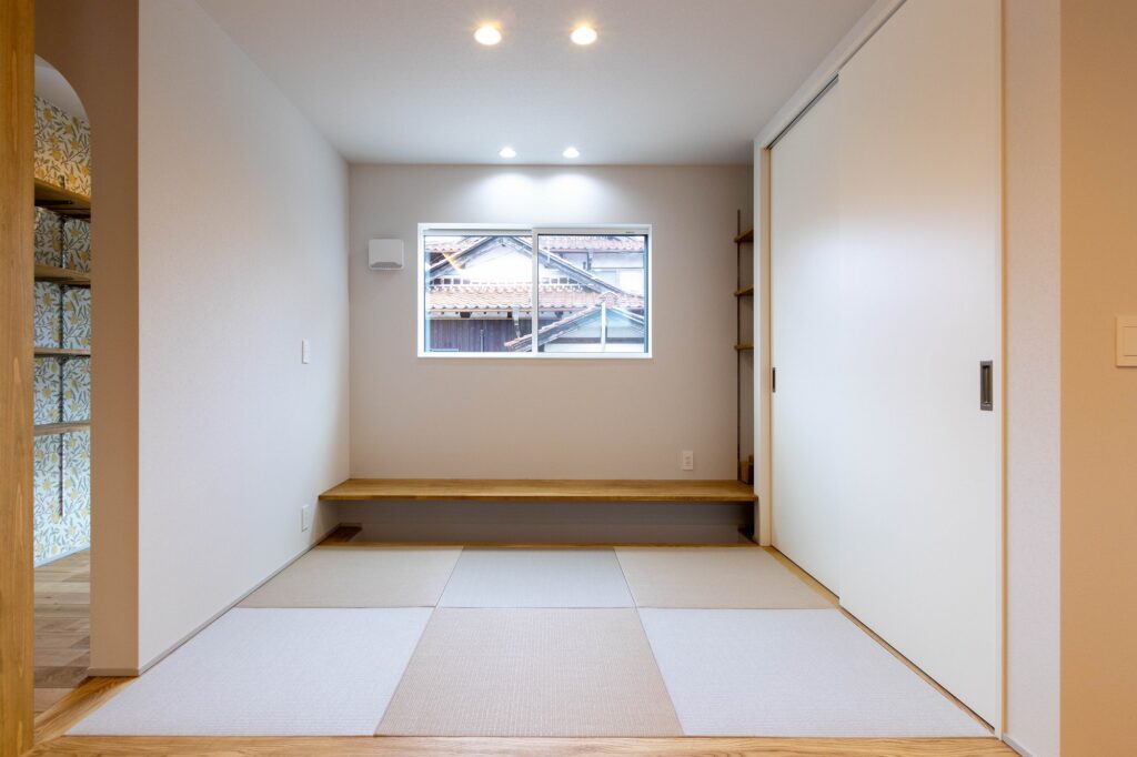 新築・注文住宅・リフォームなら鳥取県米子市の地元工務店、小田原工務店にお任せください。注文住宅T様邸リビング畳スペース写真