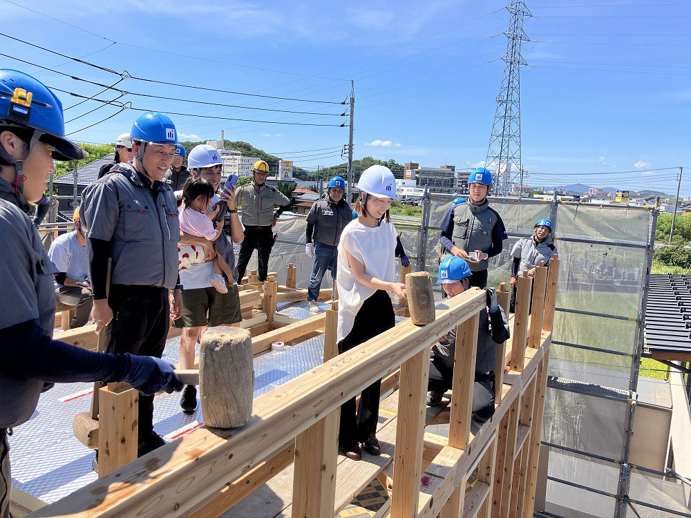 新築・注文住宅・リフォームなら鳥取県米子市の地元工務店、小田原工務店にお任せください。S様邸268、棟納めをしていただいた写真。