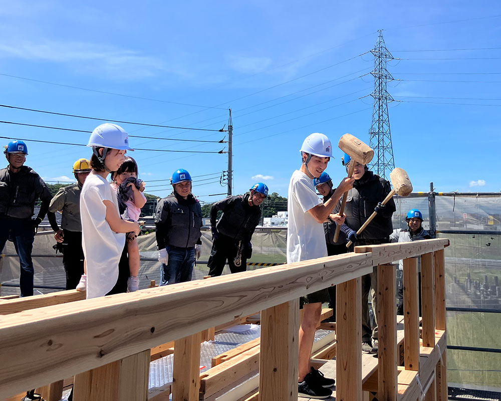 新築・注文住宅・リフォームなら鳥取県米子市の地元工務店、小田原工務店にお任せください。S様邸268、施主様による棟納めの写真。