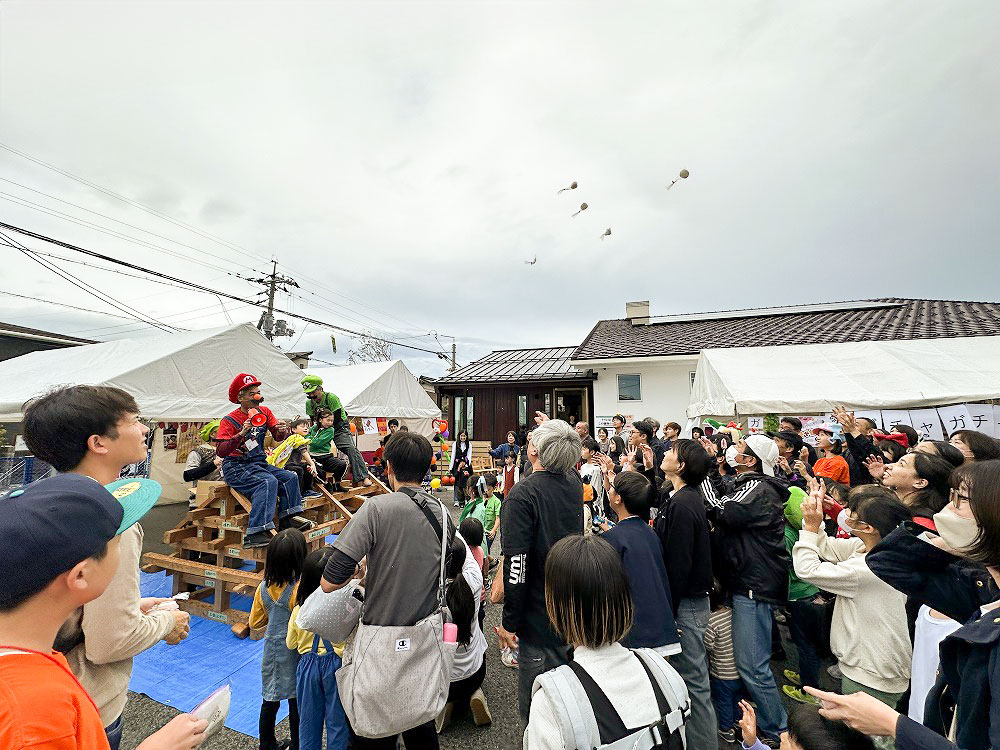 新築・注文住宅・リフォームなら鳥取県米子市の地元工務店、小田原工務店にお任せください。第27回お客様感謝祭の餅拾いの画像