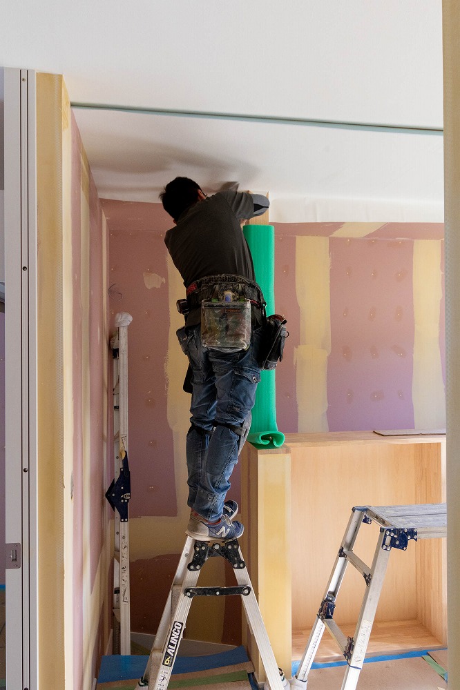 新築・注文住宅・リフォームなら鳥取県米子市の地元工務店、小田原工務店にお任せください。S様邸268、2階天井クロスを貼っている様子写真。