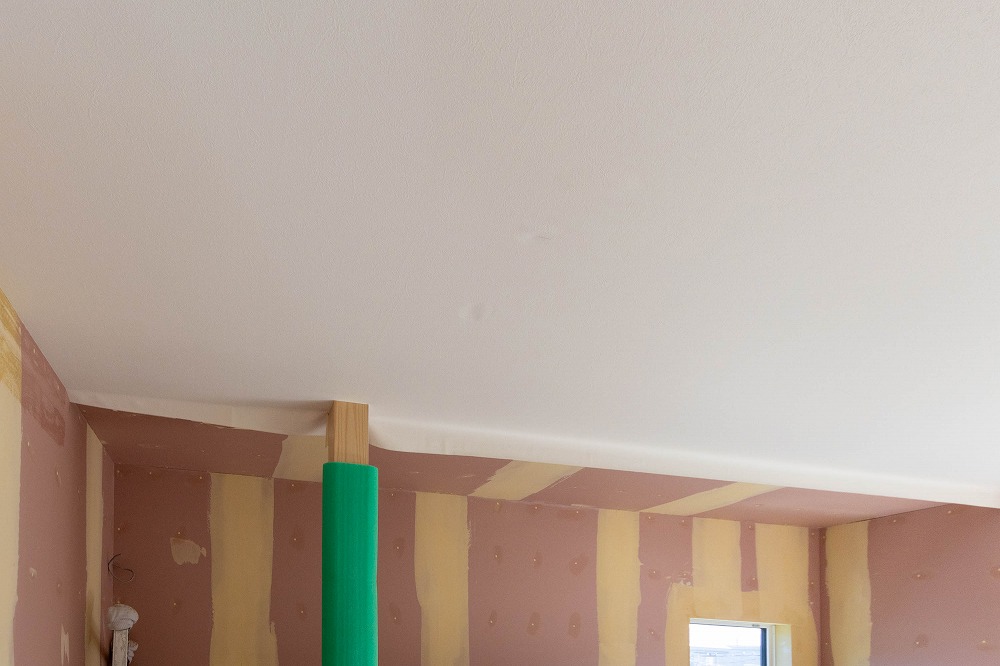 新築・注文住宅・リフォームなら鳥取県米子市の地元工務店、小田原工務店にお任せください。S様邸268、天井クロス貼り直後の写真。