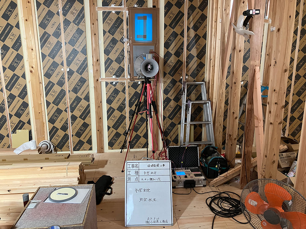 新築・注文住宅・リフォームなら鳥取県米子市の地元工務店、小田原工務店にお任せください。S様邸268気密測定中の様子写真。