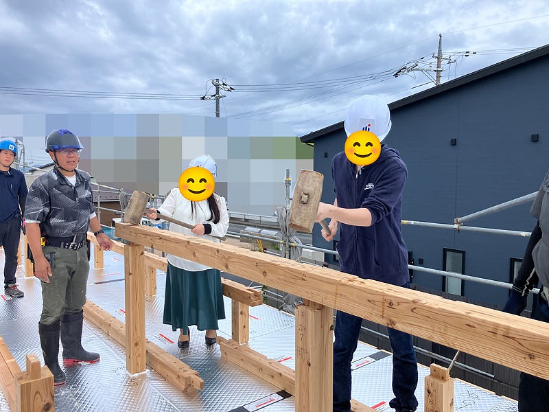 新築・注文住宅・リフォームなら鳥取県米子市の地元工務店、小田原工務店にお任せください。上棟の日、オーナー様による棟納めの写真