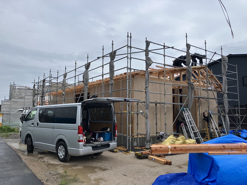 新築・注文住宅・リフォームなら鳥取県米子市の地元工務店、小田原工務店にお任せください。上棟の日、施工中の外観写真