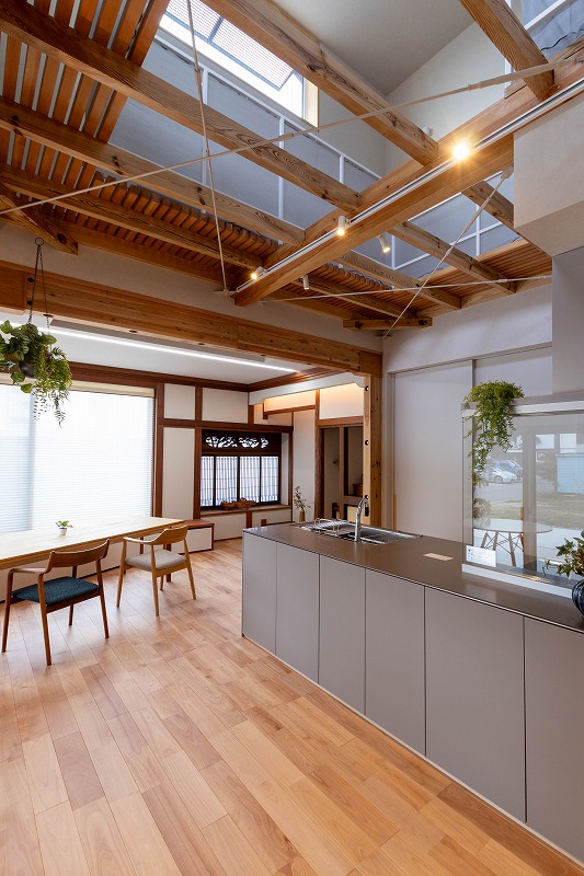 新築・注文住宅・リフォームなら鳥取県米子市の地元工務店、小田原工務店にお任せください。リフォーム見学会キッチン吹き抜け写真