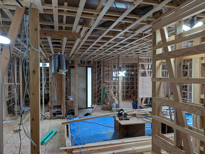 新築・注文住宅・リフォームなら鳥取県米子市の地元工務店、小田原工務店にお任せください。室内LDK施工中の写真