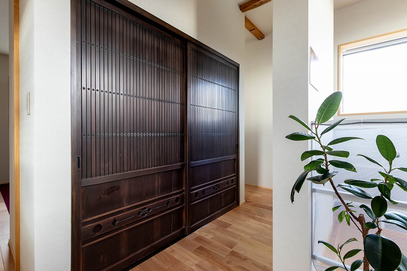 新築・注文住宅・リフォーム・リノベーションなら鳥取県米子市の地域密着工務店、小田原工務店にお任せください。リフォームモデルハウス2階建具の写真