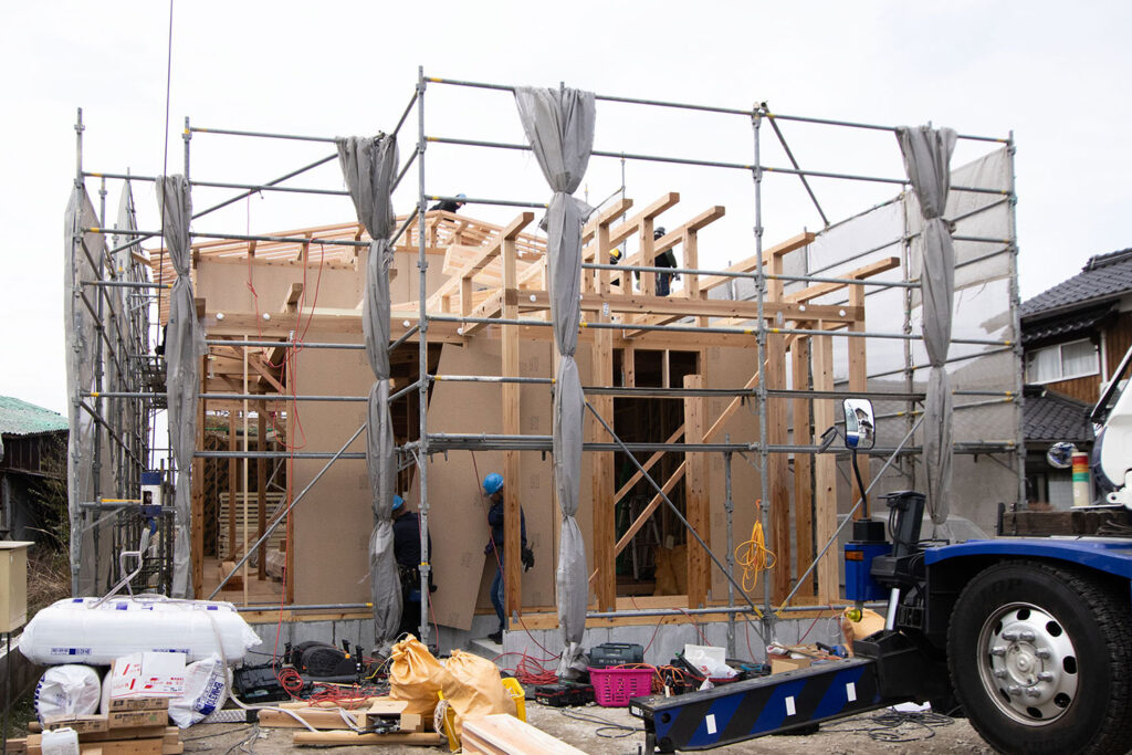 新築・注文住宅・リフォームなら鳥取県米子市の地元工務店、小田原工務店にお任せください。新築2階建て注文住宅のO様邸271、棟上げ中、壁の断熱パネルが入っている写真。