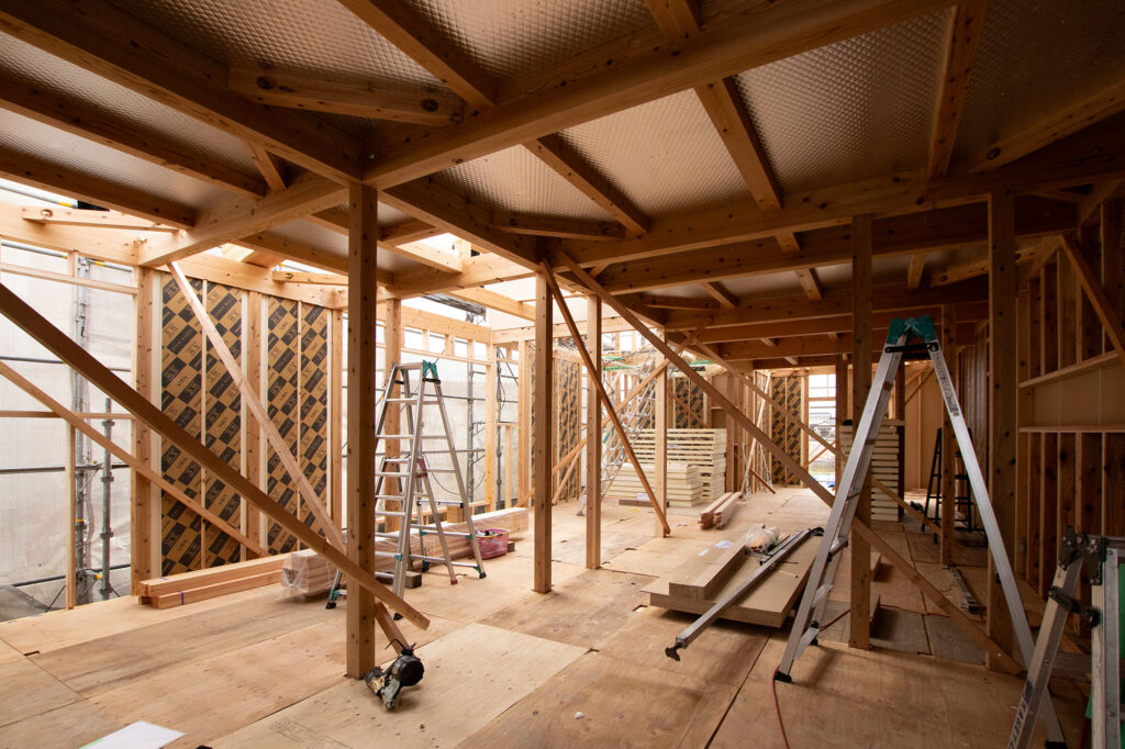 新築・注文住宅・リフォームなら鳥取県米子市の地元工務店、小田原工務店にお任せください。新築2階建て注文住宅のO様邸271、棟上げ中の家の中の写真。