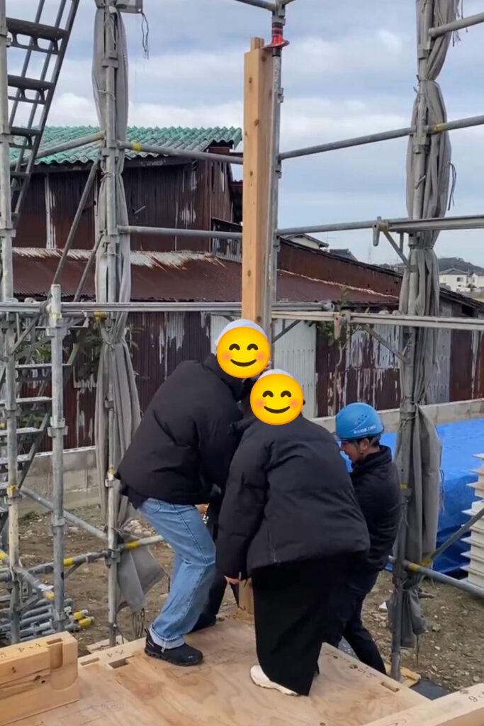 新築・注文住宅・リフォームなら鳥取県米子市の地元工務店、小田原工務店にお任せください。新築2階建て注文住宅のO様邸271、棟上げで柱を納める写真。