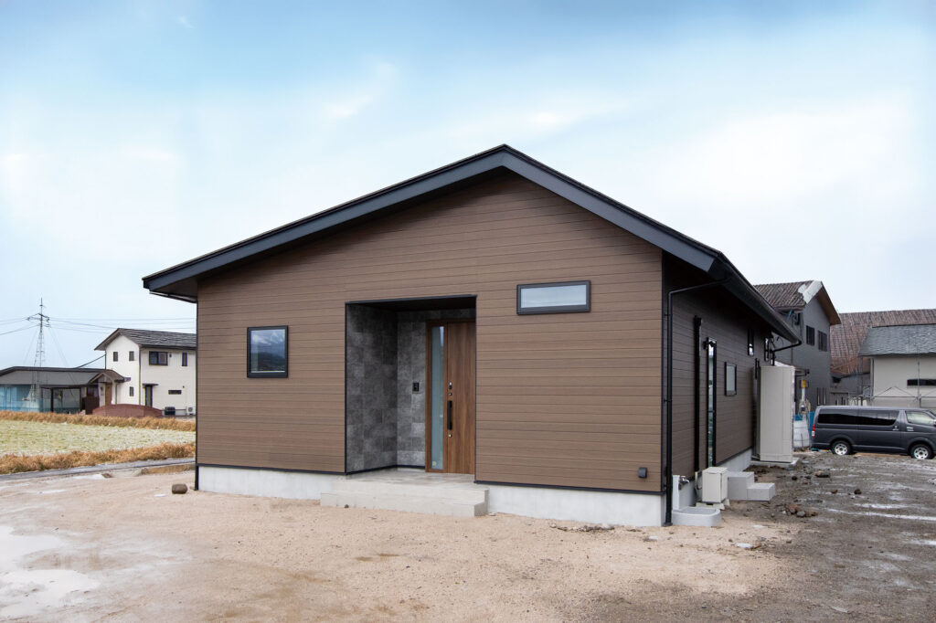 新築・注文住宅・リフォームなら鳥取県米子市の地元工務店、小田原工務店にお任せください。新築注文住宅の平屋、H様邸のお引渡し式ブログ、外観写真。
