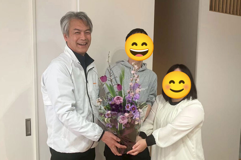 新築・注文住宅・リフォームなら鳥取県米子市の地元工務店、小田原工務店にお任せください。新築注文住宅の平屋、H様邸のお引渡し式ブログ、社長より施主様へお花を贈呈している写真。