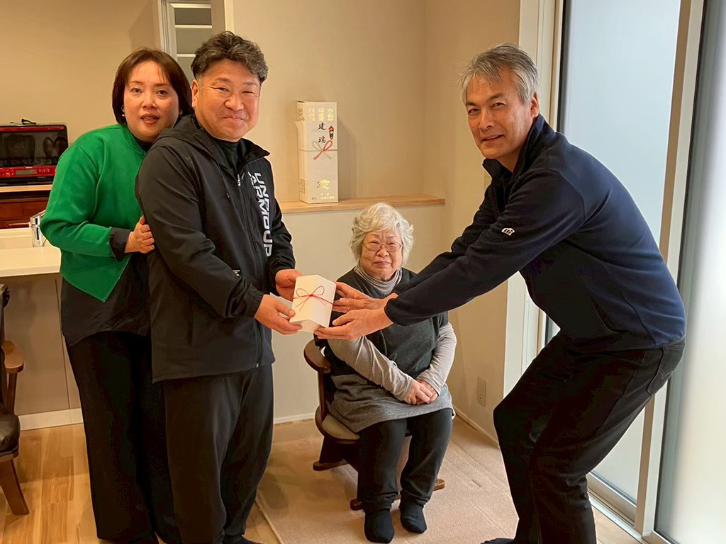 新築・注文住宅・リフォームなら鳥取県米子市の地元工務店、小田原工務店にお任せください。新築注文住宅の平屋、U様邸のお引渡し式ブログ、お引渡し式で新居キーを贈呈している写真。